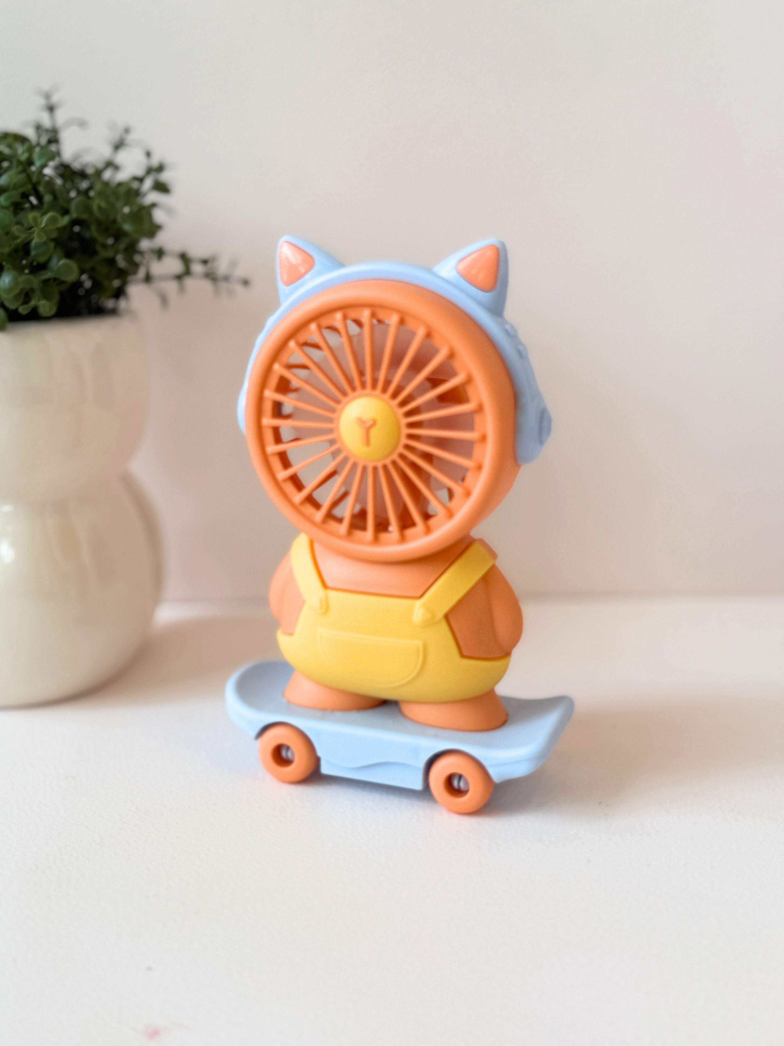 Cute Cat Mini USB Fan with Built-in Sharpener – Portable Desk Fan on Skateboard Wheels