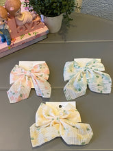 Load image into Gallery viewer, Pastel Floral Bow Clips
