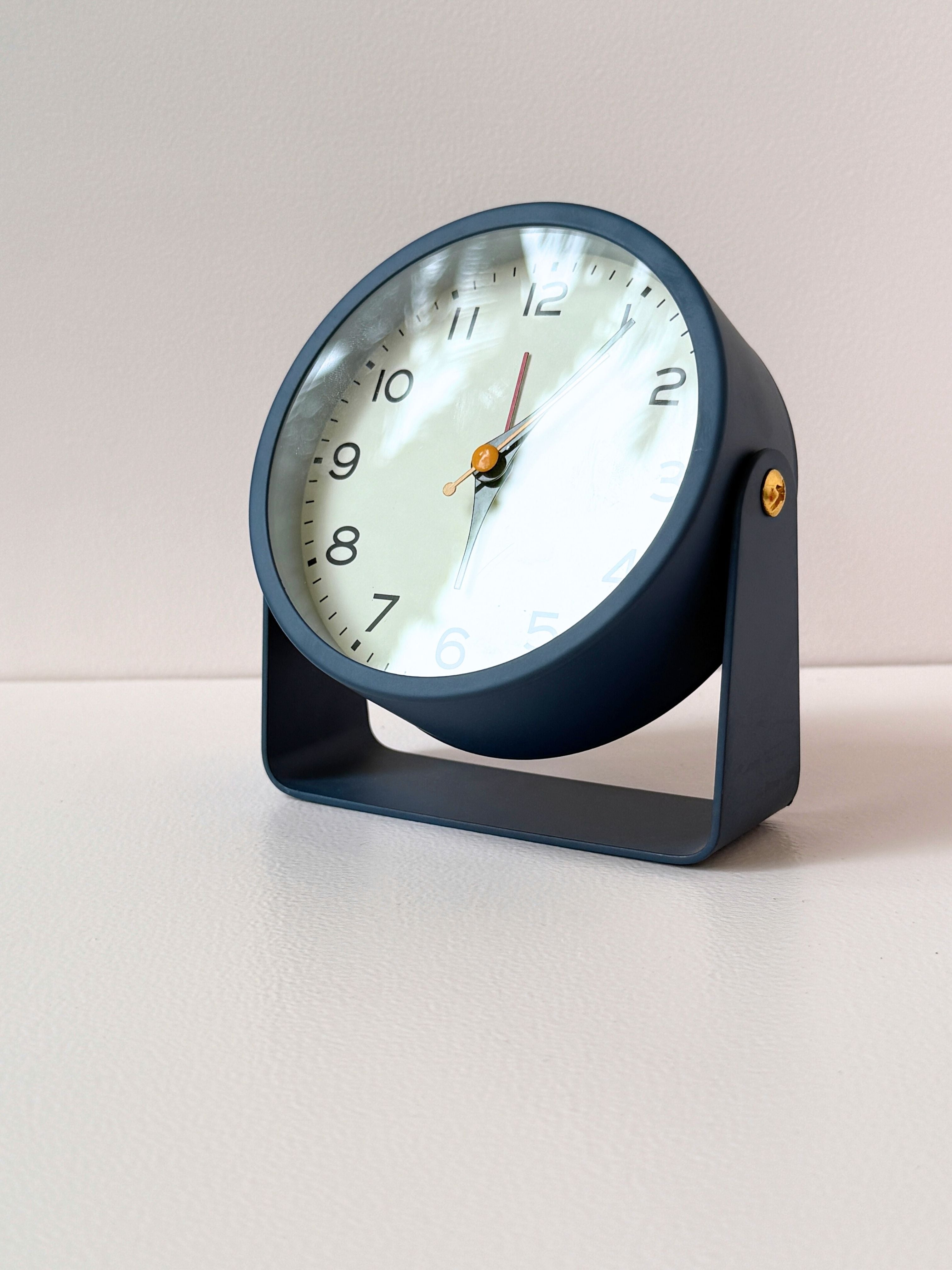 Minimalist Retro Desk Alarm Clock – Modern Matte Finish