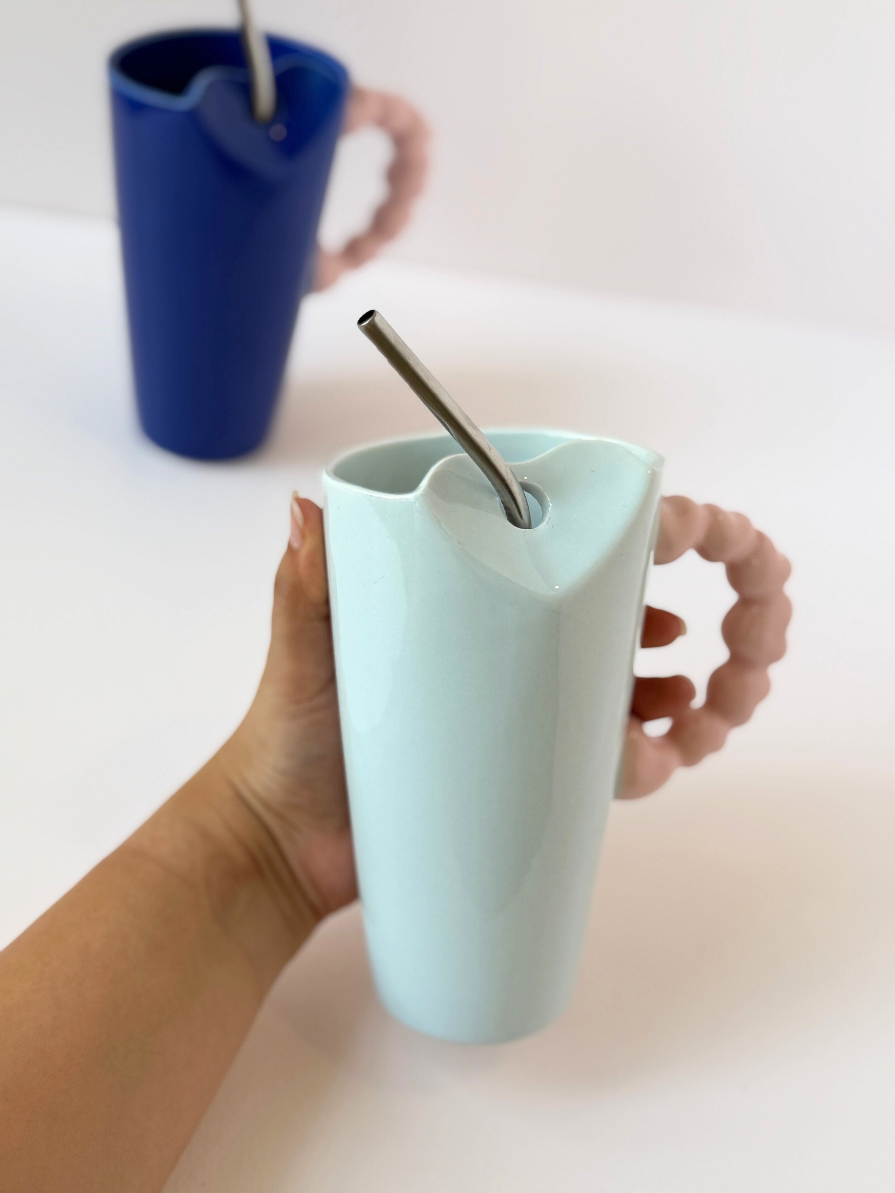Modern Ceramic Mug with Sculpted Handle & Straw – 450ml