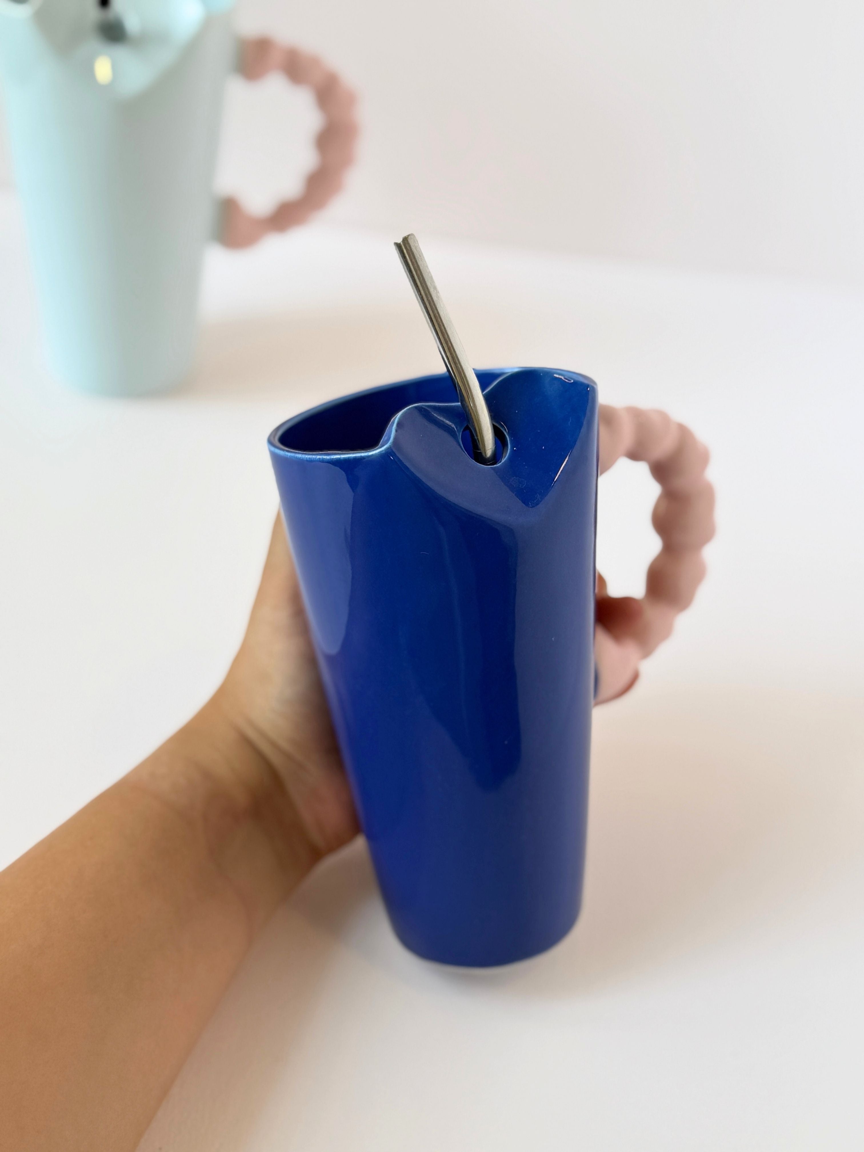 Modern Ceramic Mug with Sculpted Handle & Straw – 450ml