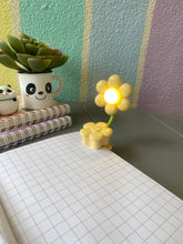 Load image into Gallery viewer, Flower Clip On Lamp
