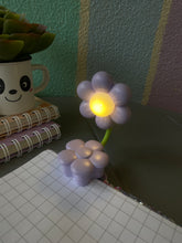 Load image into Gallery viewer, Flower Clip On Lamp
