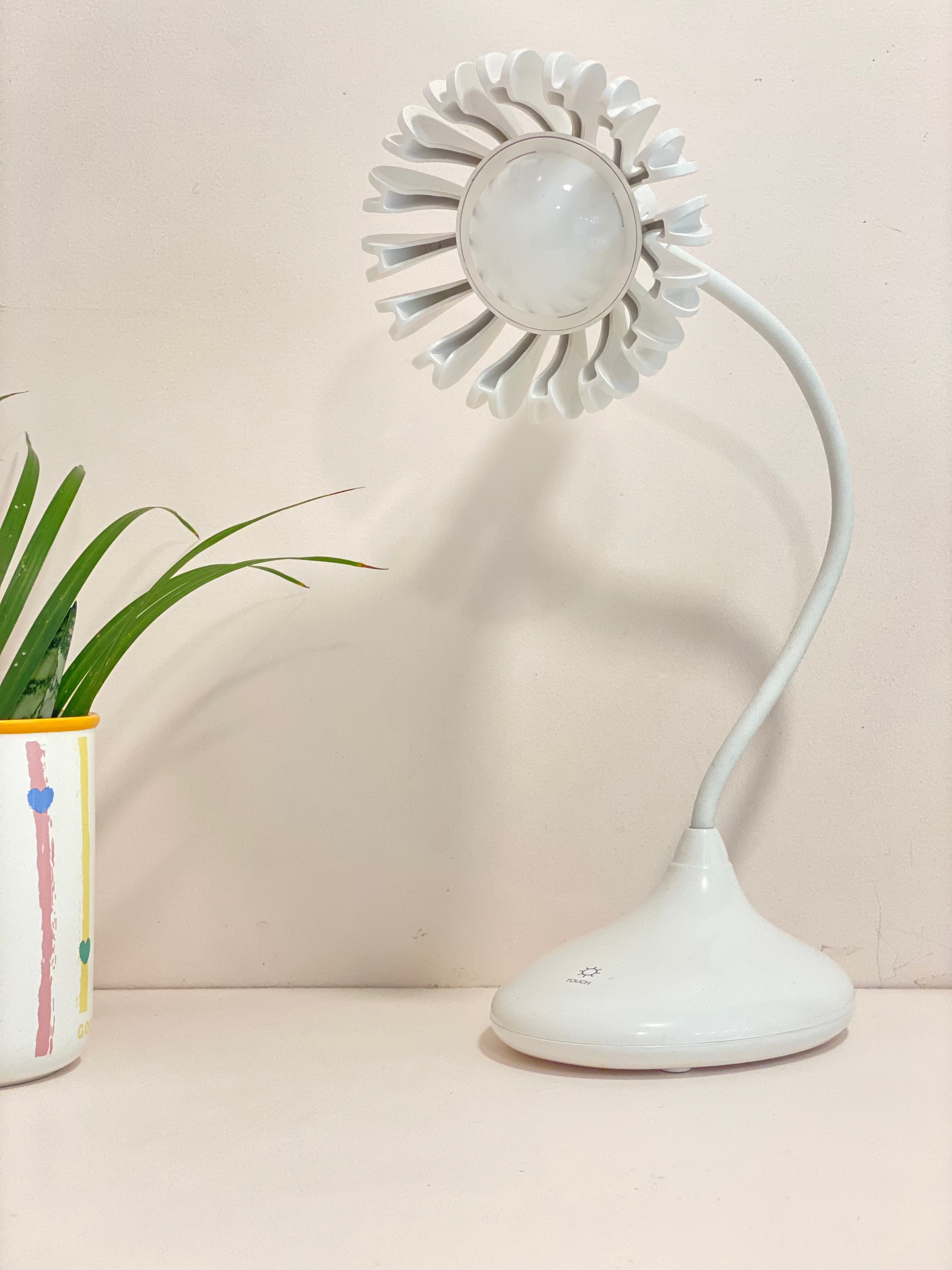 Minimalist Floral Desk Lamp