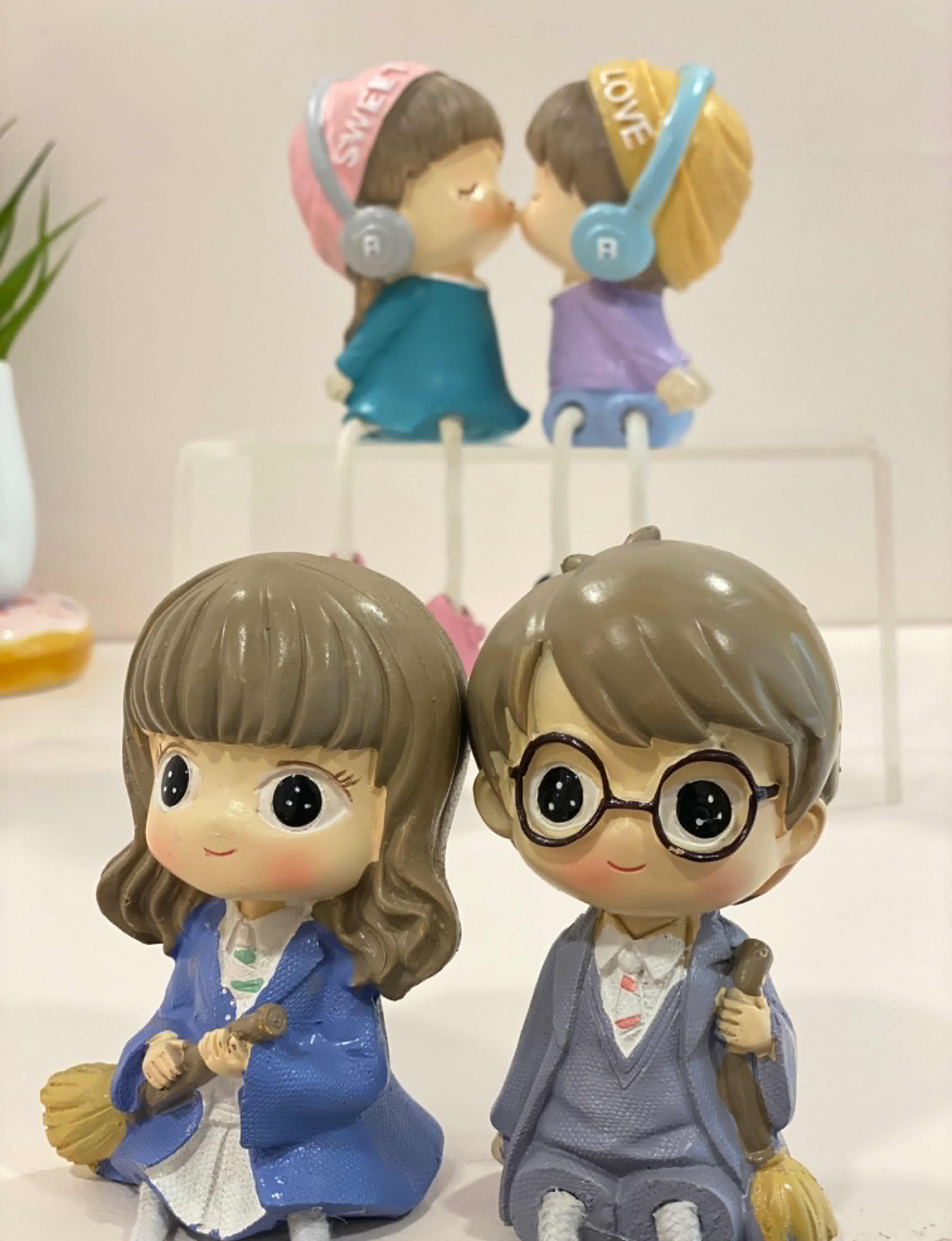 Cute Couple Sitting Doll Showpiece – Romantic Resin Shelf Décor with Dangling Legs