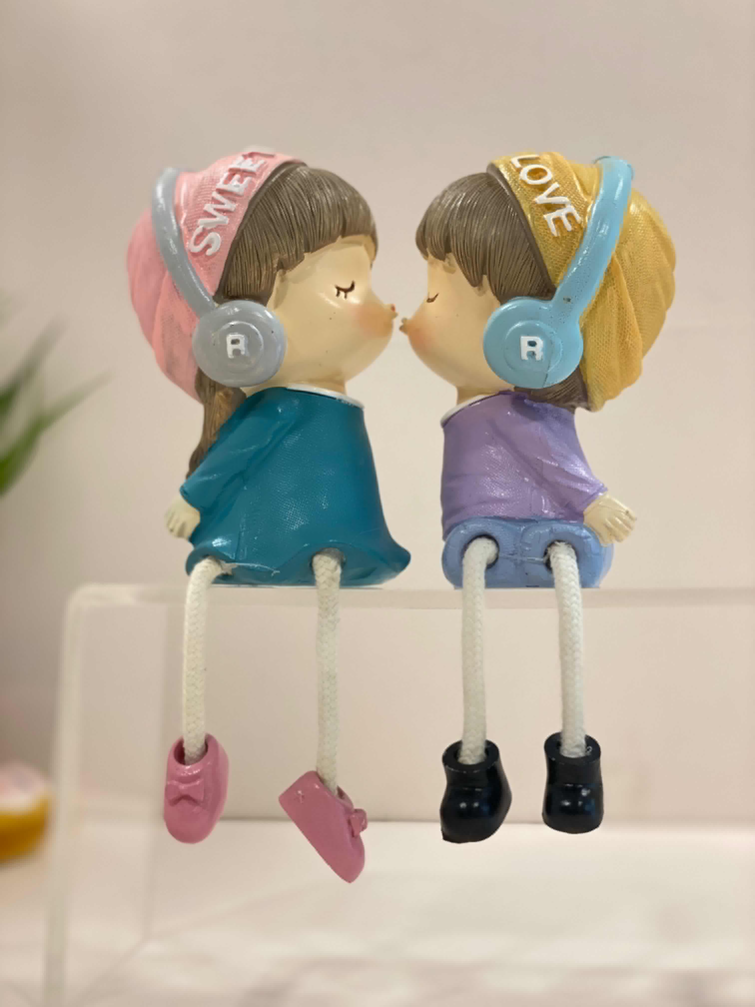 Cute Couple Sitting Doll Showpiece – Romantic Resin Shelf Décor with Dangling Legs