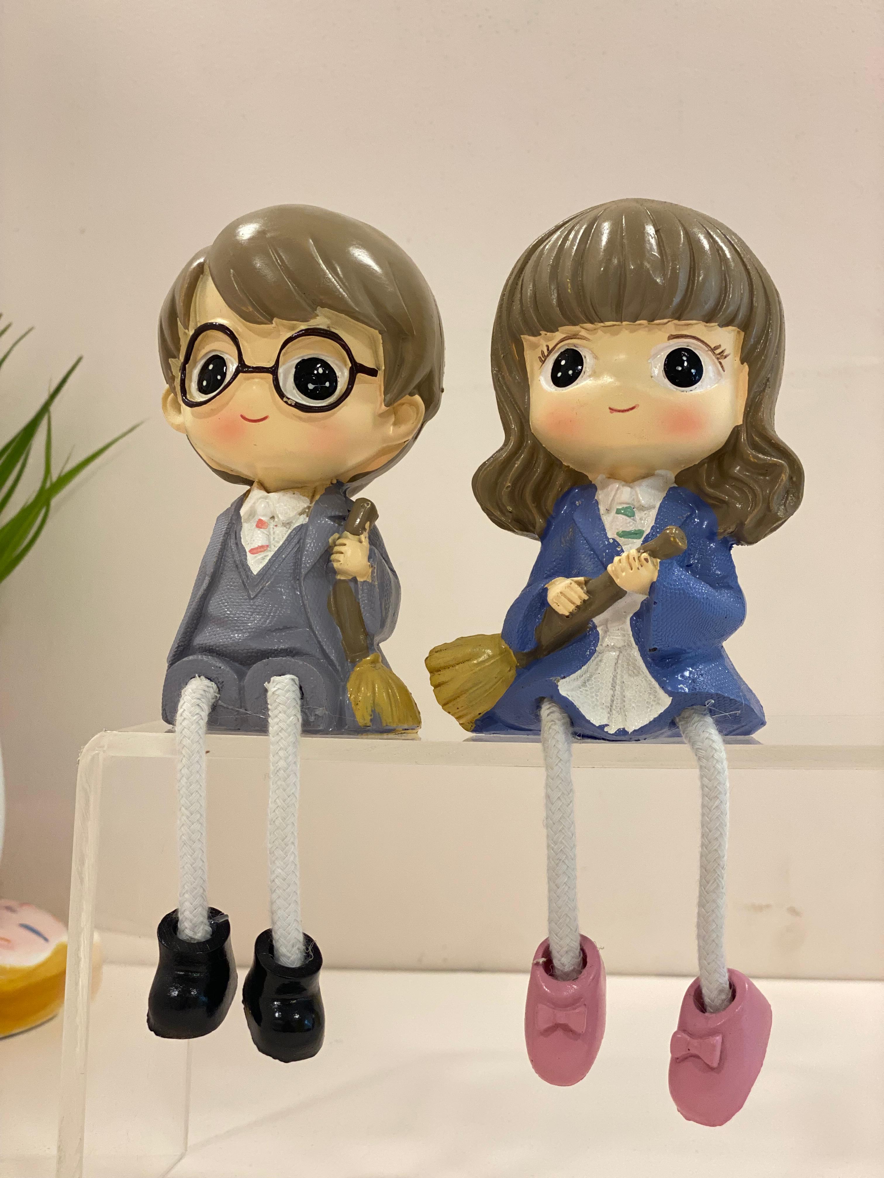 Cute Couple Sitting Doll Showpiece – Romantic Resin Shelf Décor with Dangling Legs