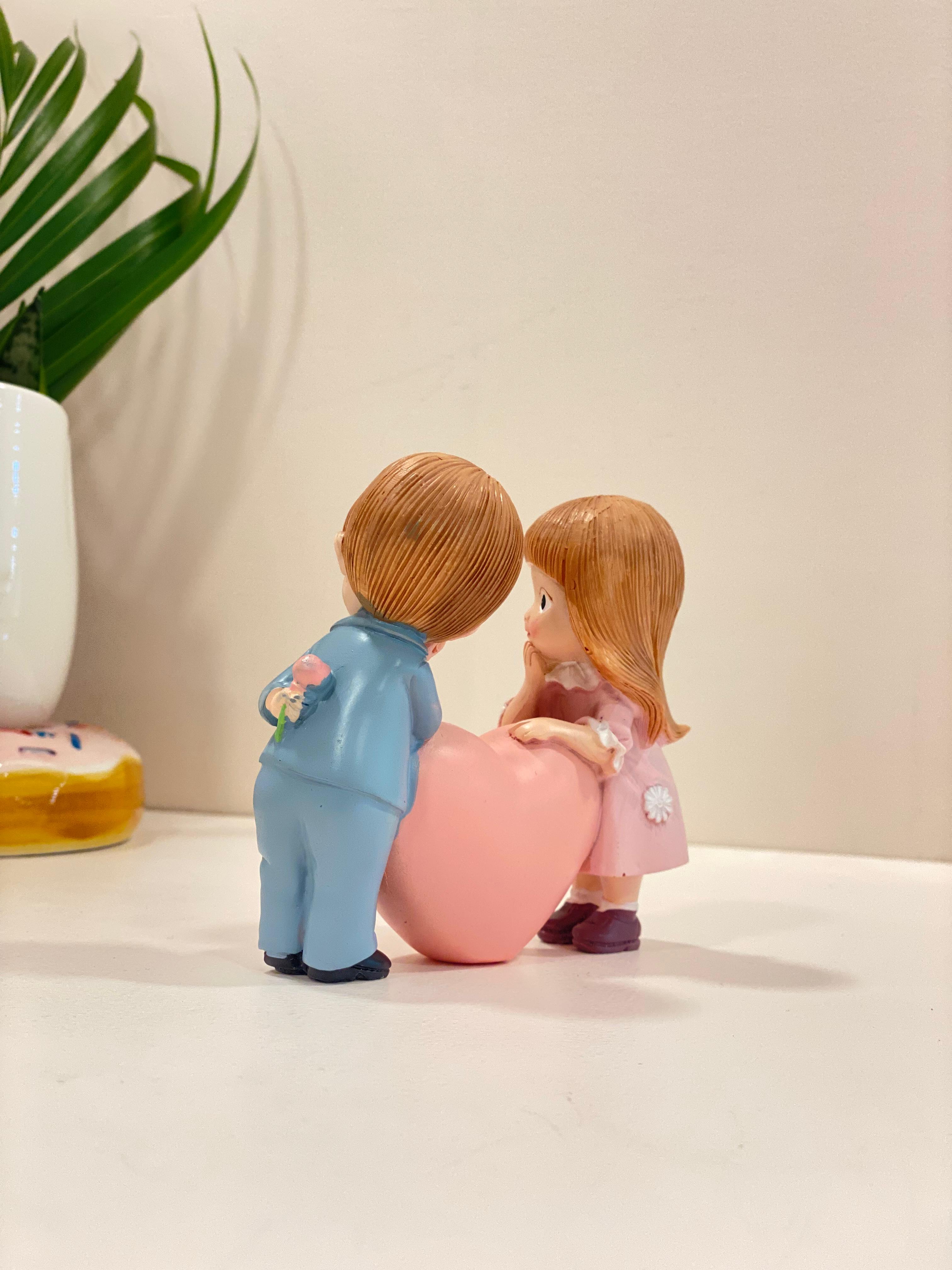 Cute Love Couple Figurine – Romantic Heart Decor Showpiece for Home, Desk & Gift