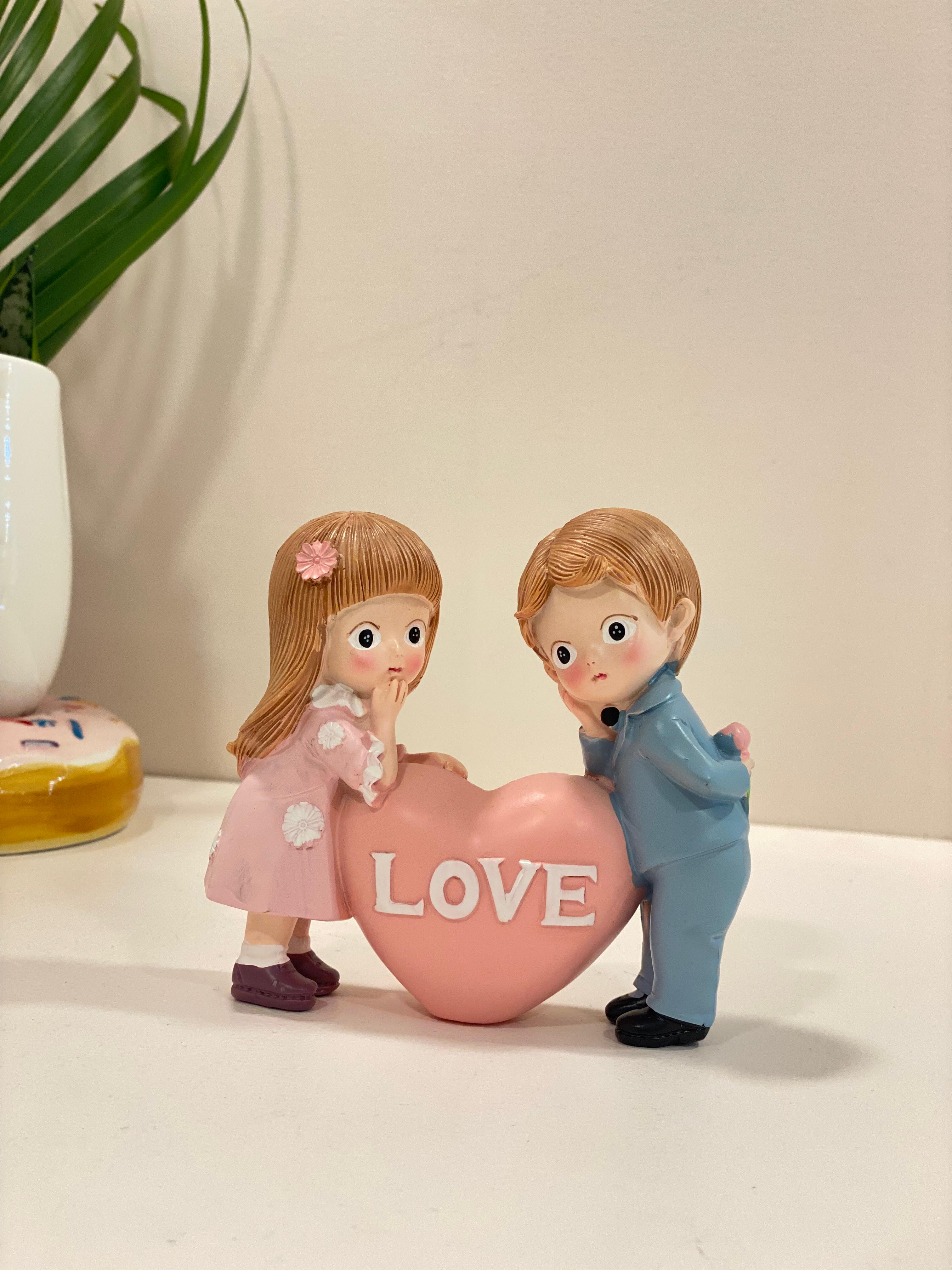 Cute Love Couple Figurine – Romantic Heart Decor Showpiece for Home, Desk & Gift