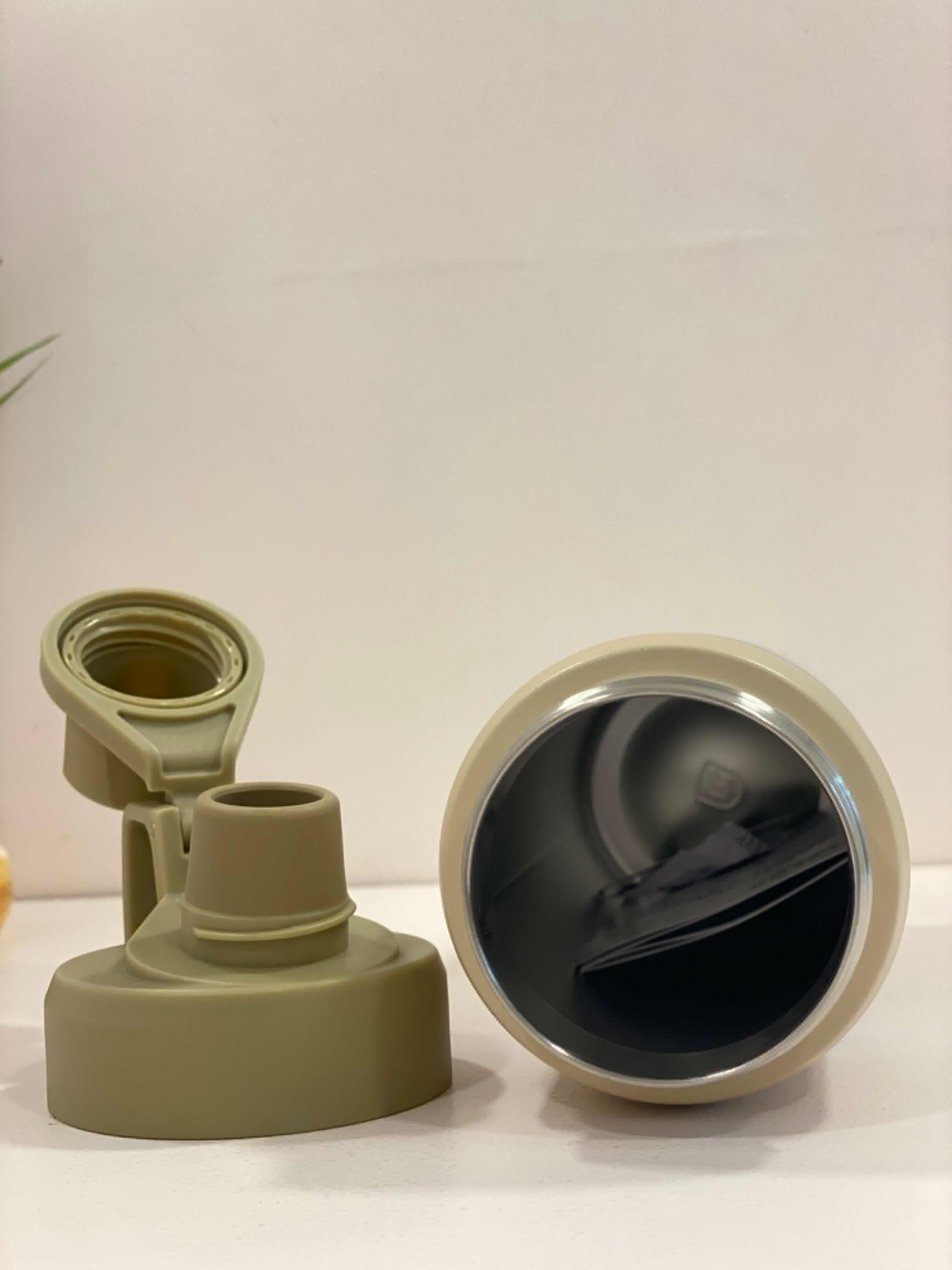 TYESO 900ML Vacuum Insulated Stainless Steel Water Bottle – Leakproof Thermal Flask with Flip Lid & Handle | Hot & Cold Drink Bottle