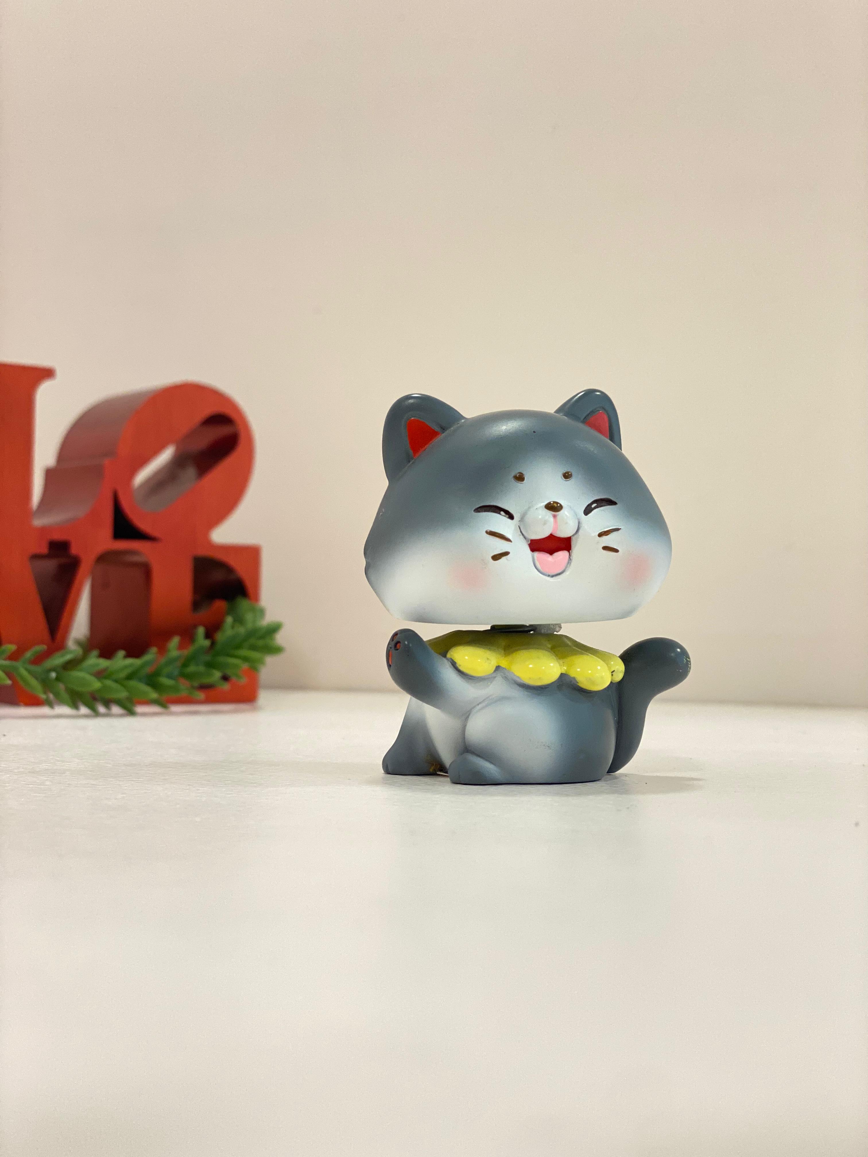 Cute Wobble Head Cat Figurine – Kawaii Cartoon Cat Mini Decor | Desk Ornament & Gift Collectible
