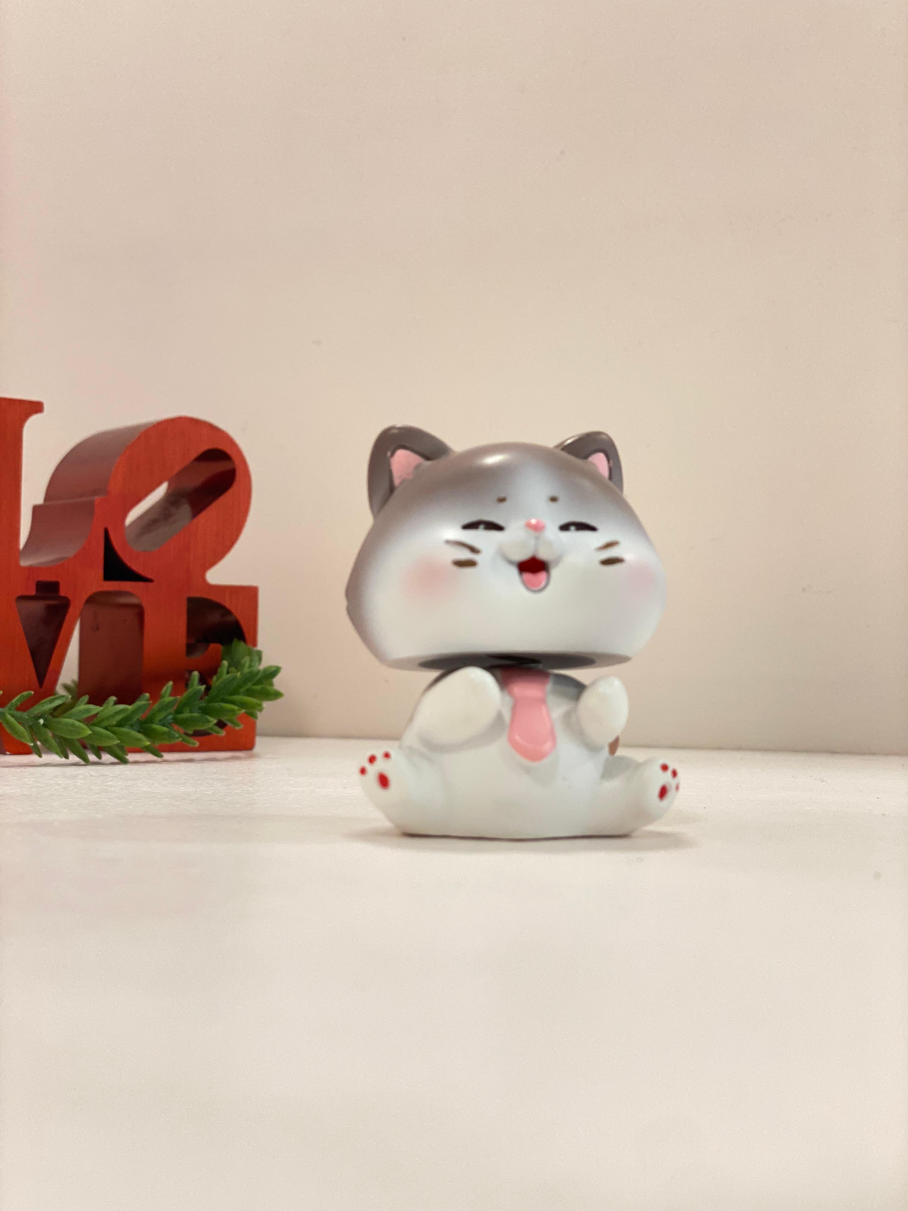 Cute Wobble Head Cat Figurine – Kawaii Cartoon Cat Mini Decor | Desk Ornament & Gift Collectible