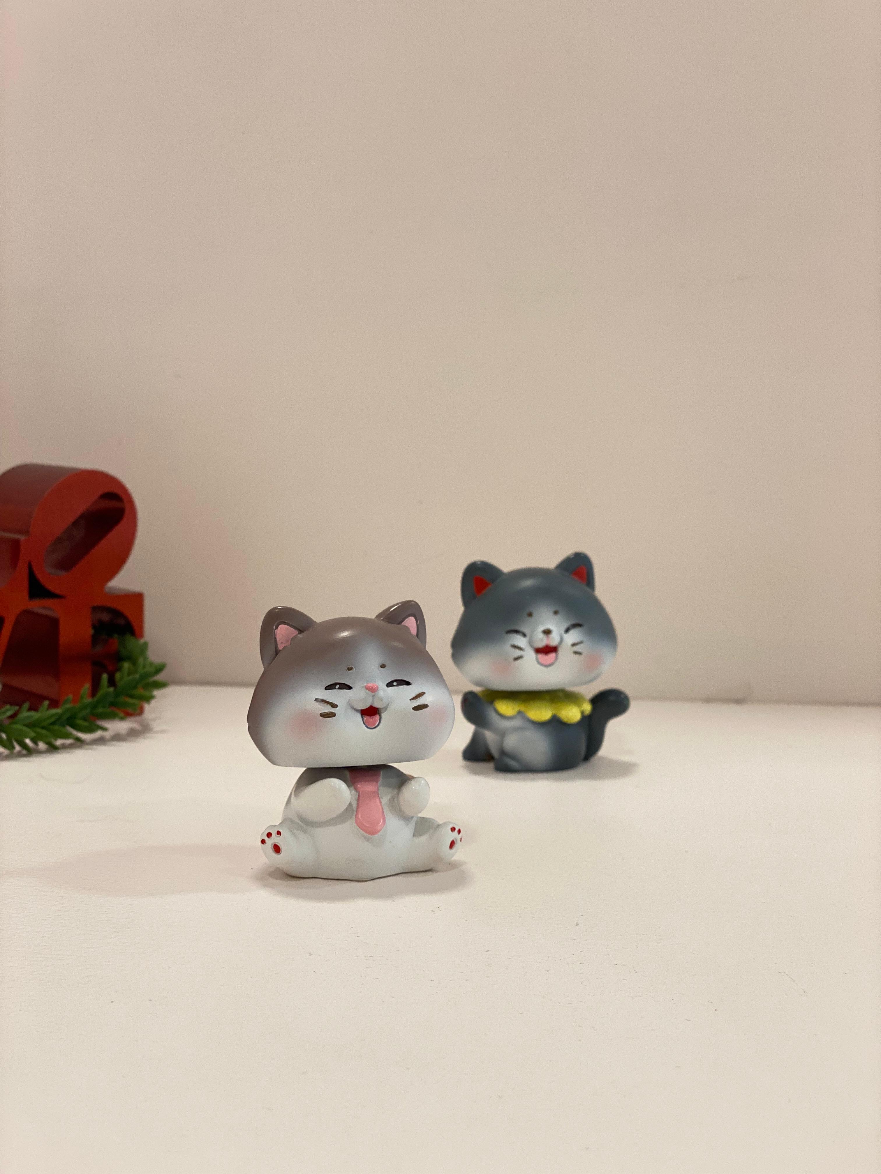 Cute Wobble Head Cat Figurine – Kawaii Cartoon Cat Mini Decor | Desk Ornament & Gift Collectible