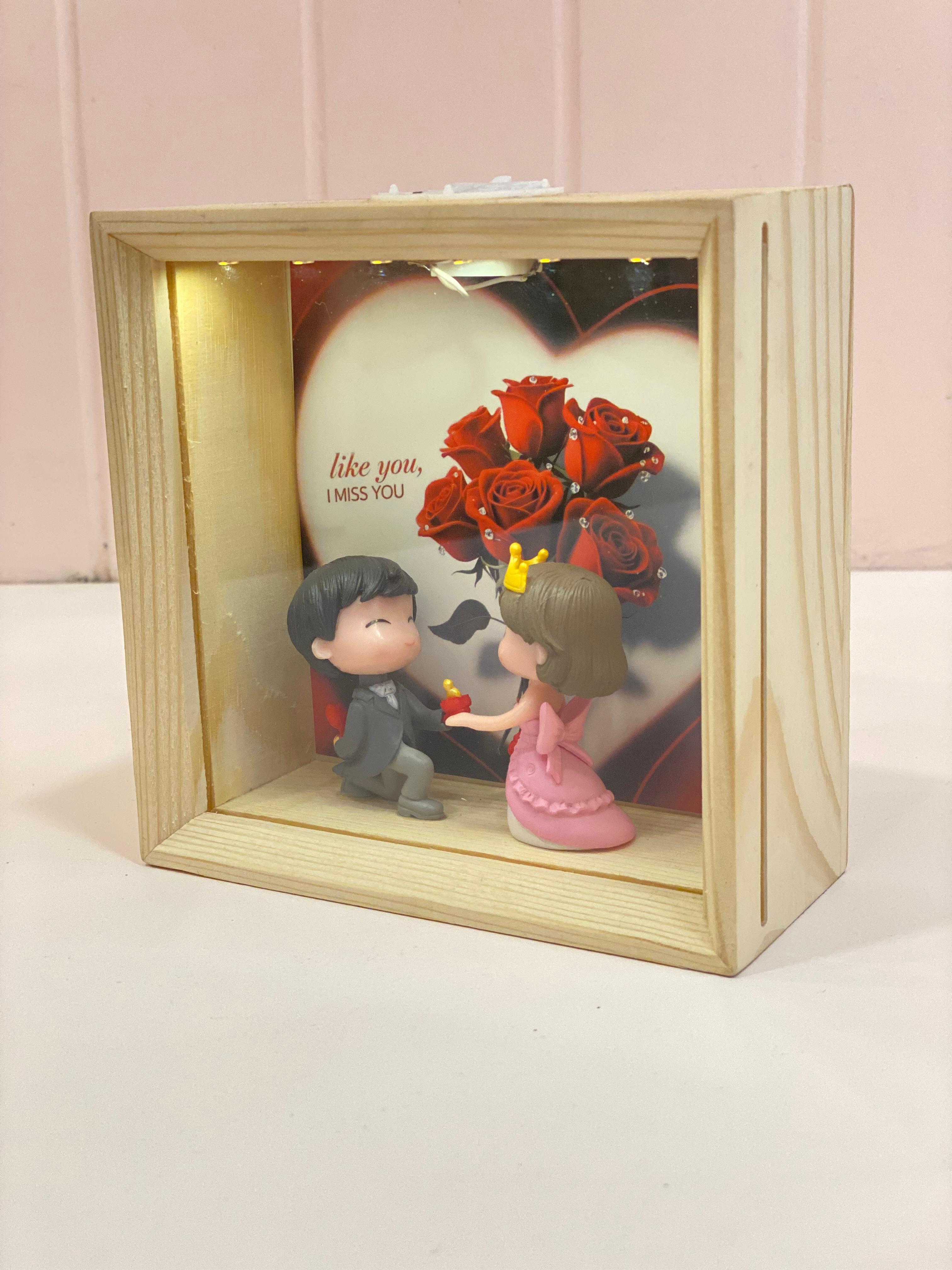 Romantic LED Couple Shadow Box – Proposal Figurine Frame with Roses & “I Miss You” Theme