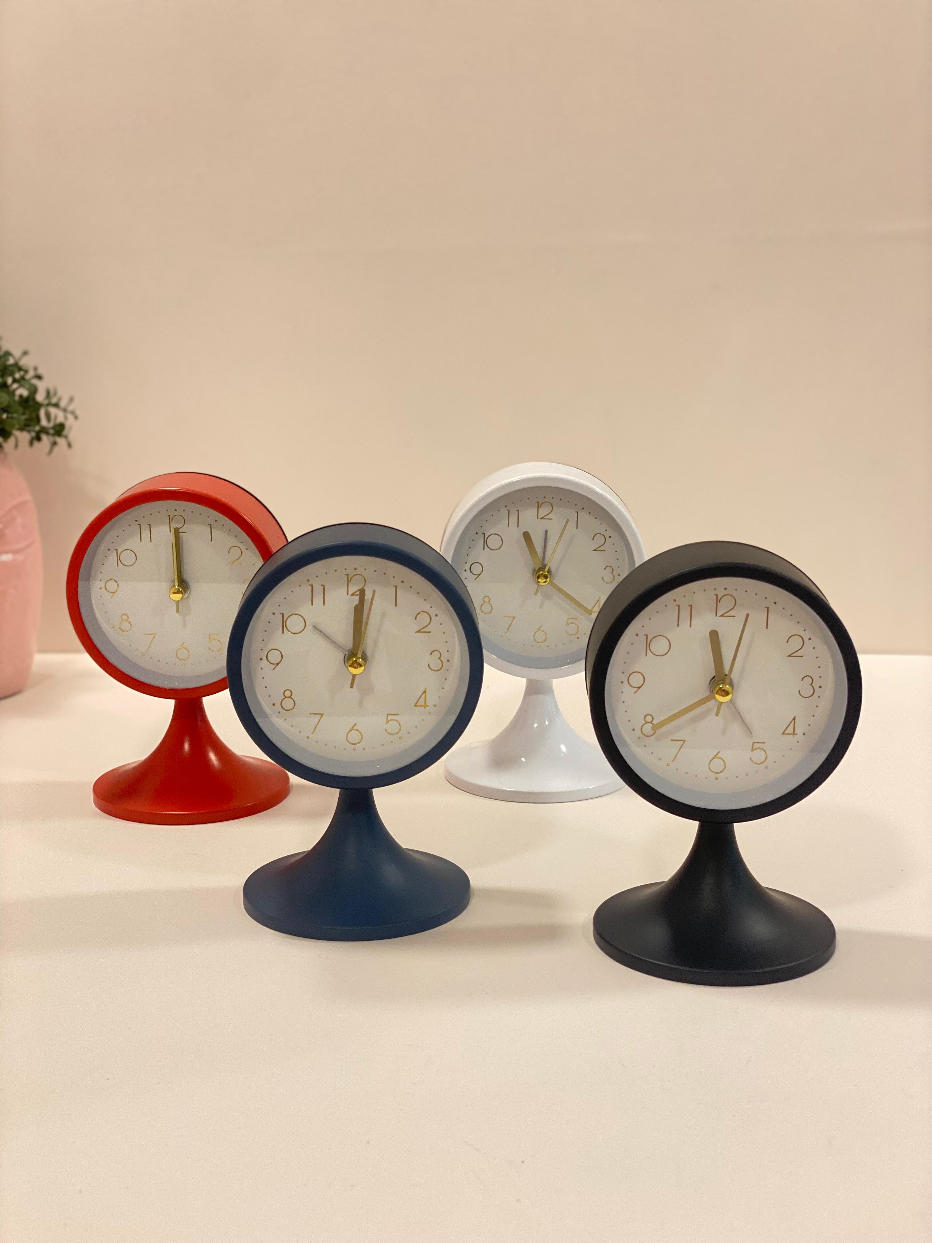 Modern Silent Alarm Clock – Minimal Table Alarm with Gold Hands (Bedside & Desk)