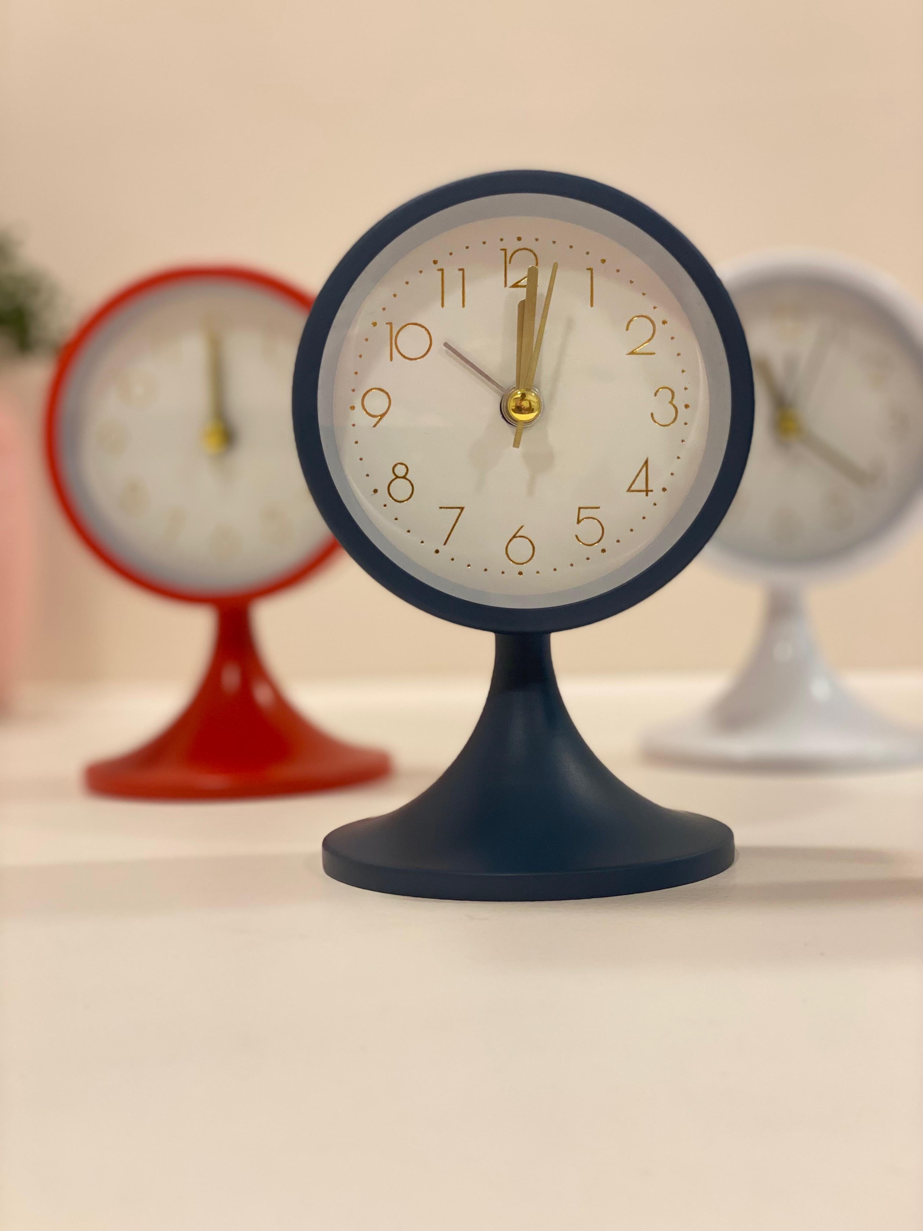 Modern Silent Alarm Clock – Minimal Table Alarm with Gold Hands (Bedside & Desk)