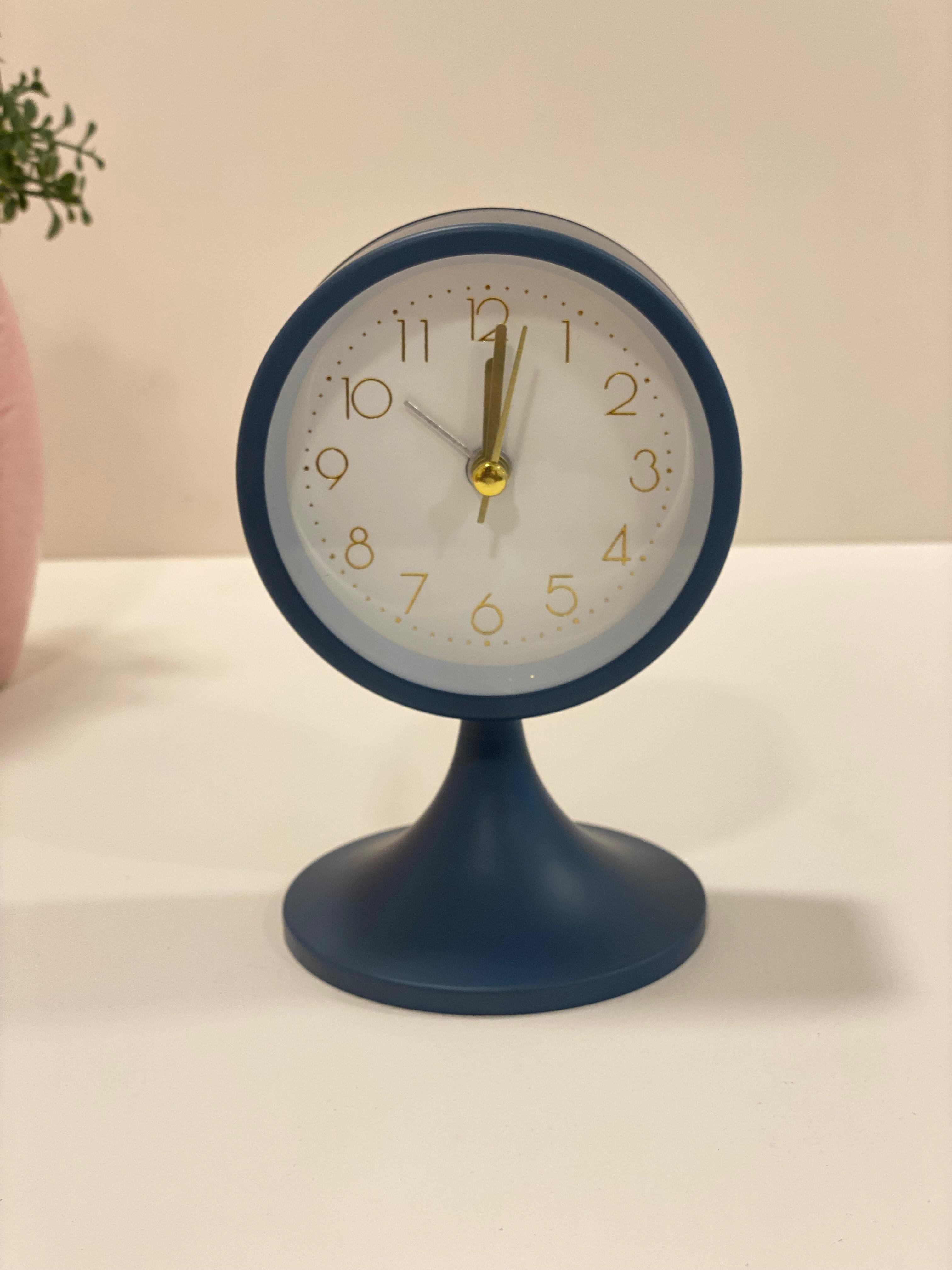 Modern Silent Alarm Clock – Minimal Table Alarm with Gold Hands (Bedside & Desk)
