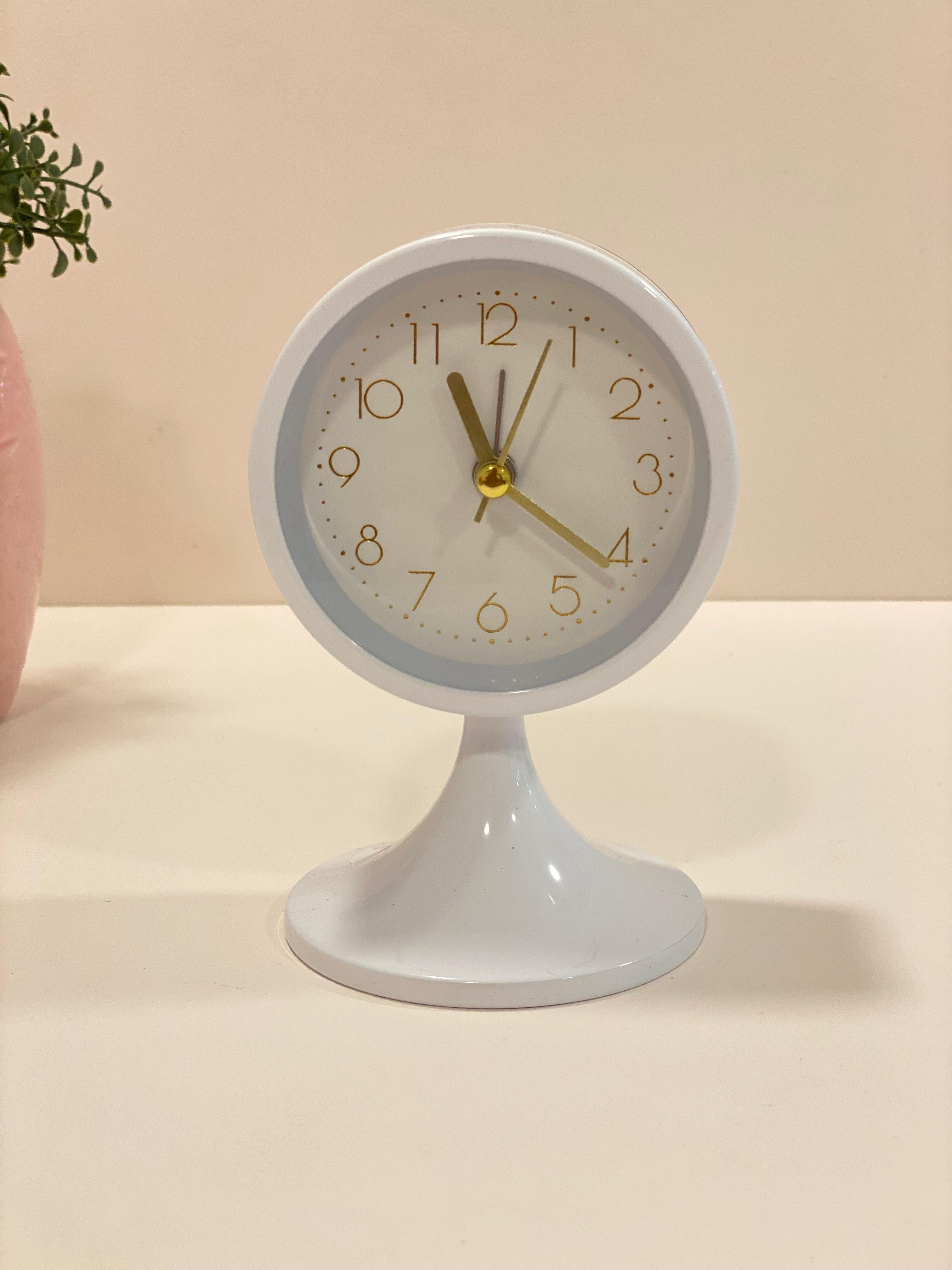 Modern Silent Alarm Clock – Minimal Table Alarm with Gold Hands (Bedside & Desk)