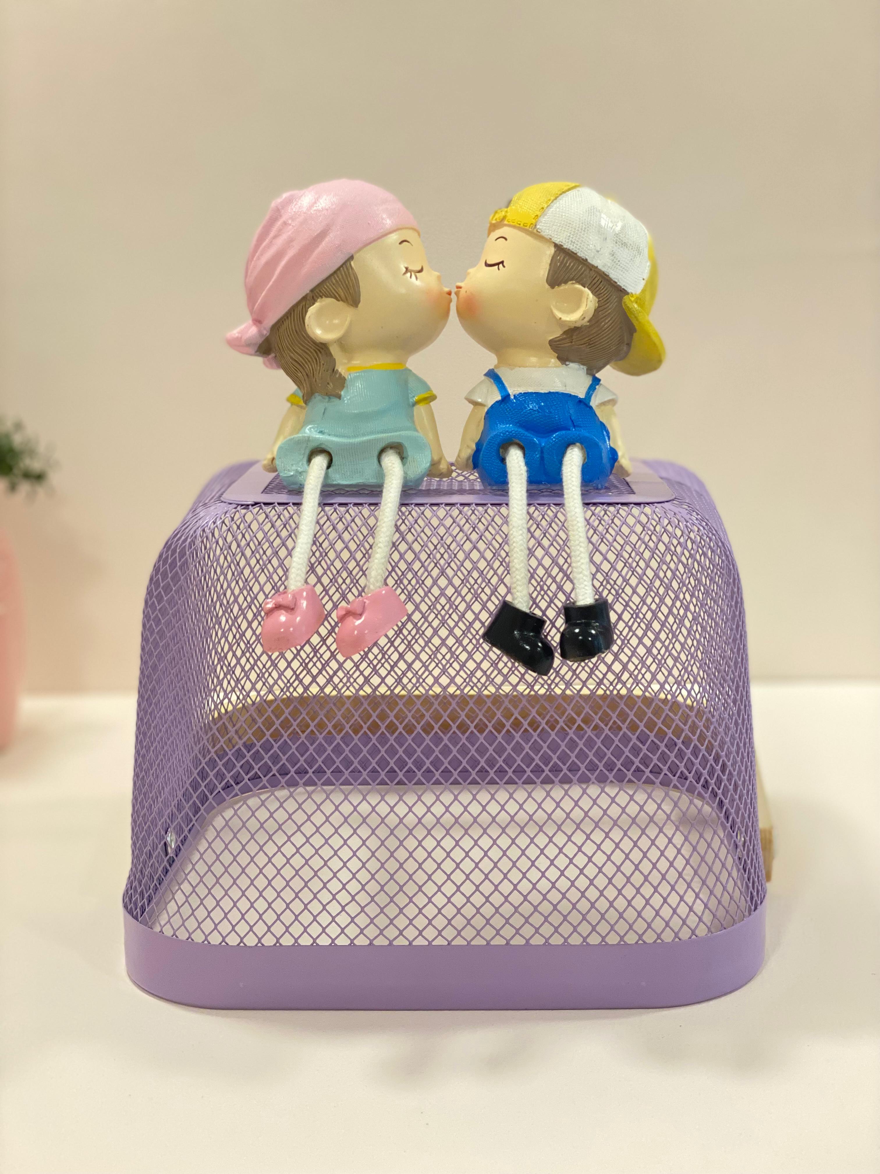 Romantic Couple Figurine – Cute Sitting Boy & Girl Décor Statue (Tabletop & Shelf Decoration)
