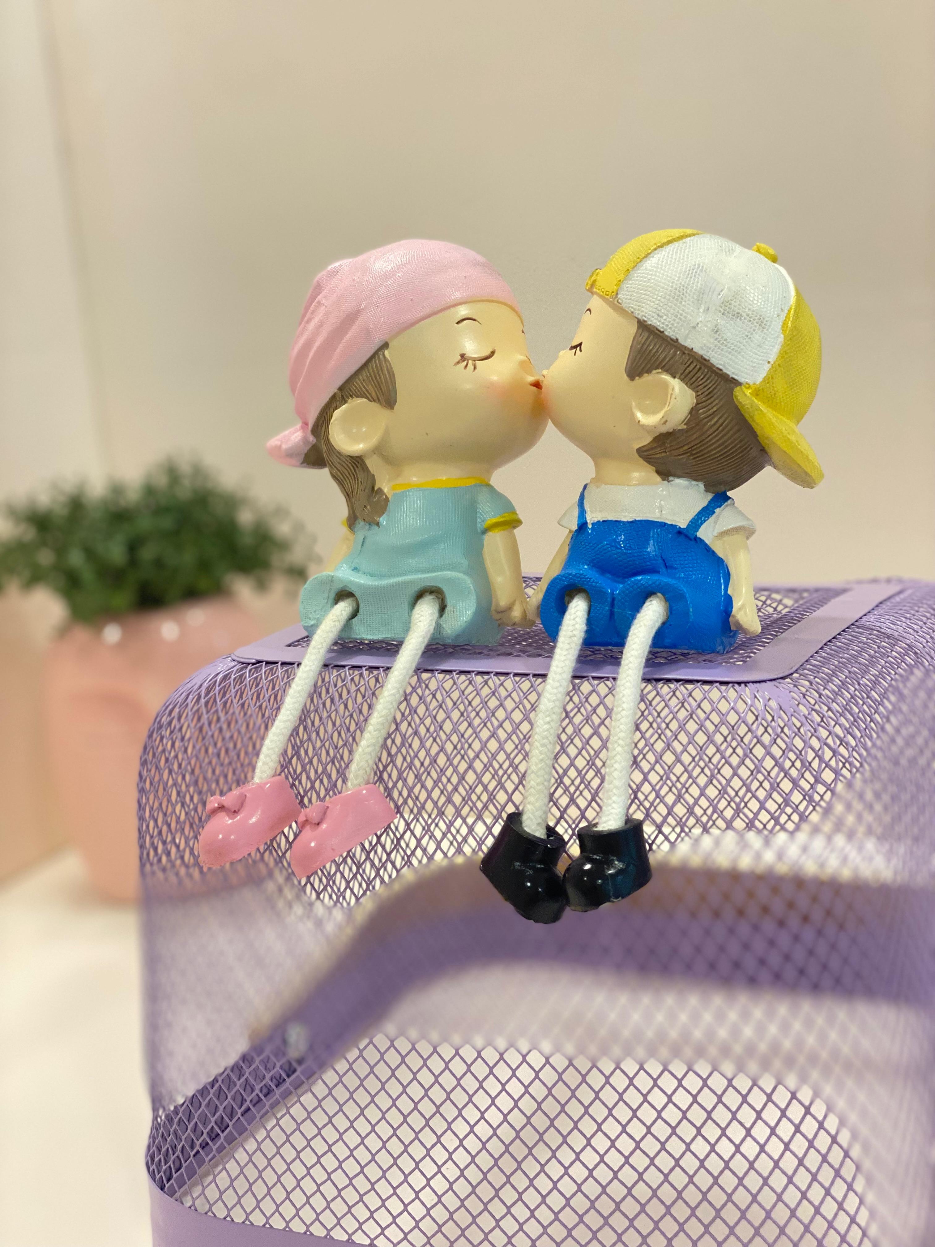 Romantic Couple Figurine – Cute Sitting Boy & Girl Décor Statue (Tabletop & Shelf Decoration)
